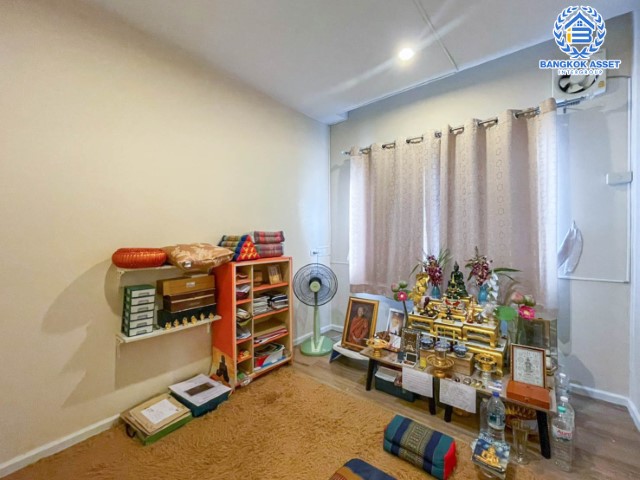 *****ทาวน์เฮ้าส์มือสองย่านกรุงเทพมหานคร ม.แฮปปี้วิลล์ เทิดราชัน-ดอนเมือง เนื้อที่ 17.9 ตร.ว. ฟังก์ชัน 3 ห้องนอน 2 ห้องน้ำ 2 ที่จอดรถ แถมฟรี! 2 เครื่องปรับอากาศ 1 เครื่องทำน้ำอุ่น บนทำเลเชื่อมต่อทั้งถ.วิภาวดี, ถ.สรงประภา, ถ.ศรีสมาน ใกล้สนามบินดอนเมือง รถไฟฟ้าสายสีแดง "สถานีดอนเมือง" และทางด่วน "ศรีสมาน"